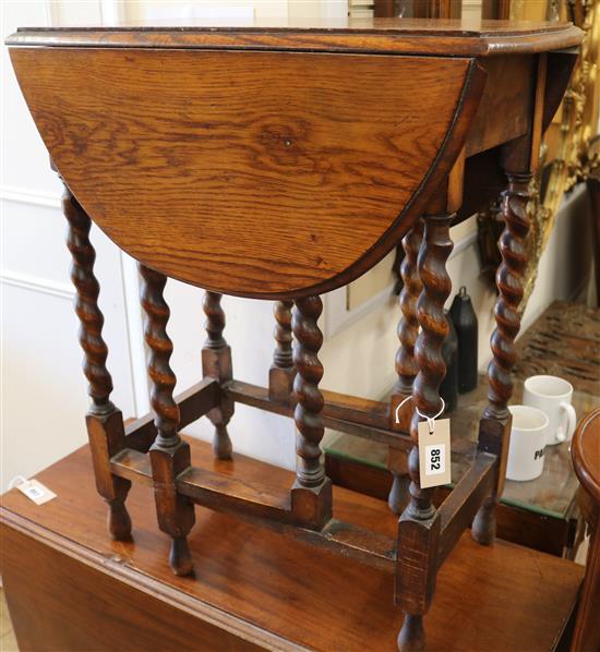 A small oak gateleg table W.61cm